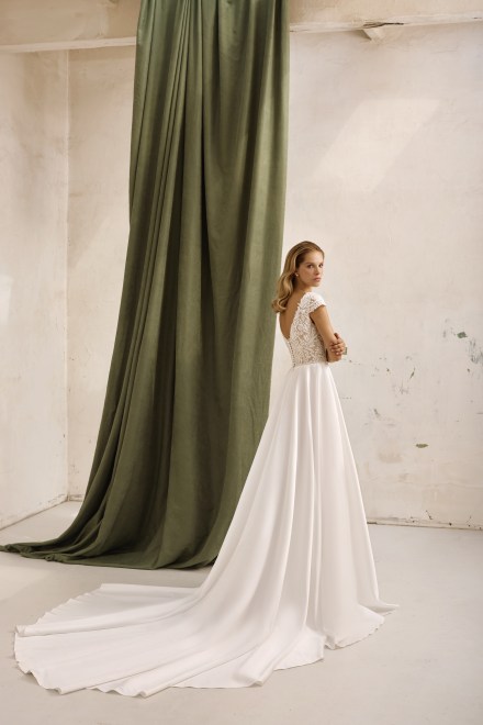 https://www.sposa-lia.com/images/stories/virtuemart/product/per-in white-027-lillia-03.jpg